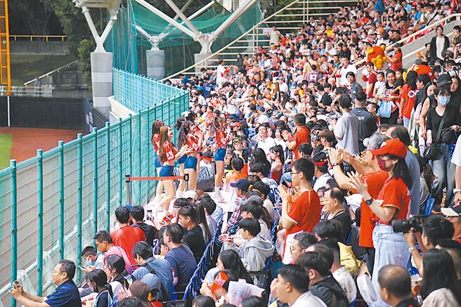 中华职棒3日在花莲德兴棒球场开打。（花莲县政府提供／王志伟花莲传真）