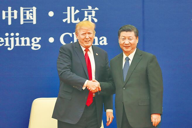 《人民日報》評介美中領導人川習通話，強調美方當務之急是撤銷對中國的消極舉措，台灣問題是中美關係第一條不可逾越的紅線。圖為2017年11月川習二人在北京會面。（中新社）