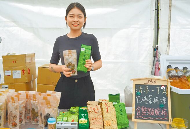 新北包种茶正值产季，新北市农业局及坪林区公所7、8日于台北希望广场举办新北好茶展售会。（新北市农业局提供／高钧麟新北传真）