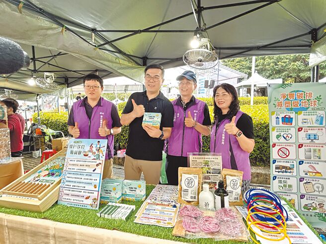 台中市长卢秀燕日前在市议会答询时连提3次「用肺发电」开呛环境部长彭启明（右三），彭7日到台中出席「减塑生活」亲子园游会指出，环境部会即时、严密监控，把关民眾健康。（民眾提供／潘虹恩台中传真）