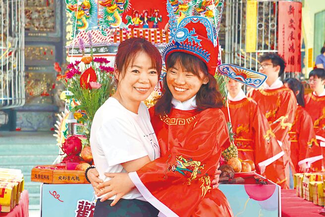 嘉义县太保市公所与福济宫合办「成人礼」仪式，亲子相互拥抱成仪式中最动人的一幕。（吕妍庭摄）