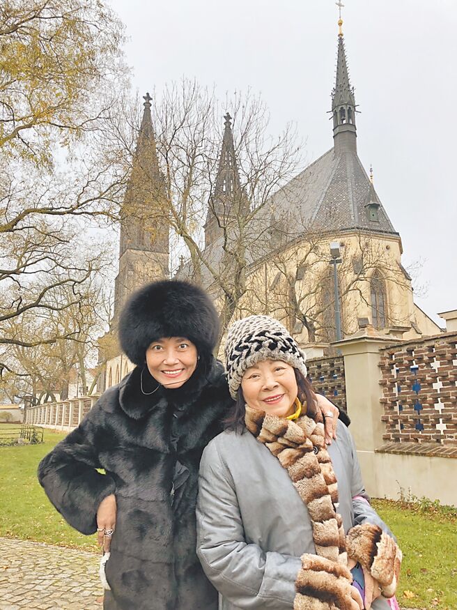 倪淑君（左）曾陪媽媽到歐洲旅遊。（倪淑君提供）