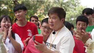 胡瓜66歲大壽！人緣極佳「連收30多個蛋糕慶生」喊話歌迷樂捐