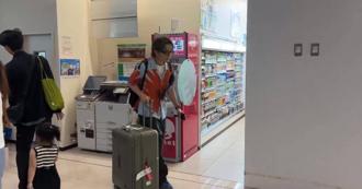 太巧了！野生坤達現身石垣島　帥氣度假風同框陳百祥