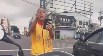 藝人黑支又惹事！妻開報廢賓士掛C系列新牌遭逮  直播嗆警侵犯人權