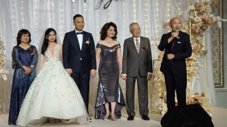 74岁侯丽芳娶媳「三喜临门」！韩国瑜证婚 她息影39年亮丽如昔