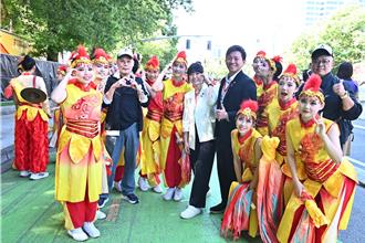 高雄登美國玫瑰節！市府訪團、學生遊行吸萬人喝采