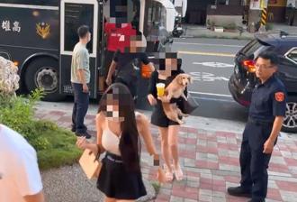 细肩带长腿辣妹带爱犬赌桌厮杀 高雄警方攻坚逮30人