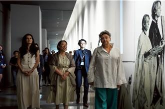 瓜国第一夫人走进「光之旅」 沉浸式宗教特展深受感动