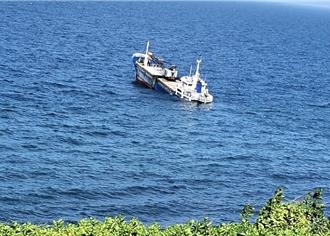 台籍貨船烏坵海域觸礁 機艙進水9船員安全上岸