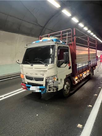 雪山隧道3車連環撞　19歲貨車駕駛恍神連撞2車害大塞