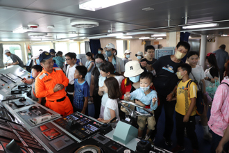 海安演習雙艦開放參觀   海巡祭冰淇淋、爆米花體恤民眾冒豔陽排隊    
