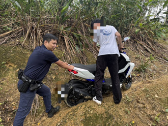 误闯猫空小路！机车陷泥泞动弹不得 暖警「这一招」助脱困