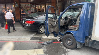 影》高速衝撞画面曝光！通缉犯拒检逃逸 狠撞货车衝进人行道