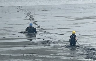三重工人遇淡水河大退潮　全身泥濘受困沙洲