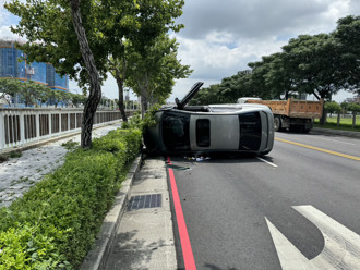 自撞路緣翻車！台中男駕駛「太累了恍神」　頸部挫傷送醫