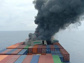 快訊》萬海貨輪航行中爆炸 火燒貨櫃濃煙竄！4船員失蹤含2台籍