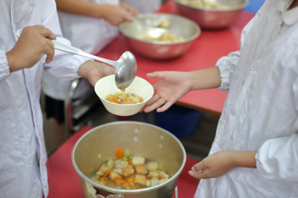 只有一小块炸鸡的营养午餐「太空虚」  福冈官员回应了