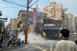 快訊》北市內湖區垃圾車突爆炸 疑亂丟爆竹壓縮險釀災