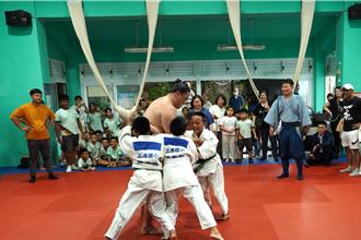 4童推不動1力士！相撲選手訪武潭國小笑聲不斷