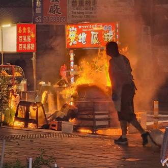 快訊》台南五王夜市攤販攤竄火球 引發瓦斯氣爆