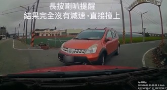 路口停車禮讓遭迎面撞！ 墨鏡女下車：我有打方向燈ㄝ