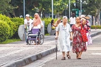 老年照護 恐剩外國人、機器人