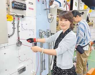 新北 女力出頭 室內配線班28人結業