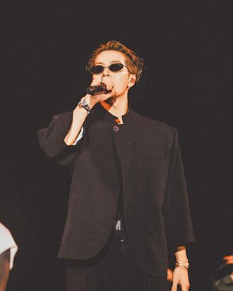 王嘉尔穿台湾暗黑美学西装劲舞