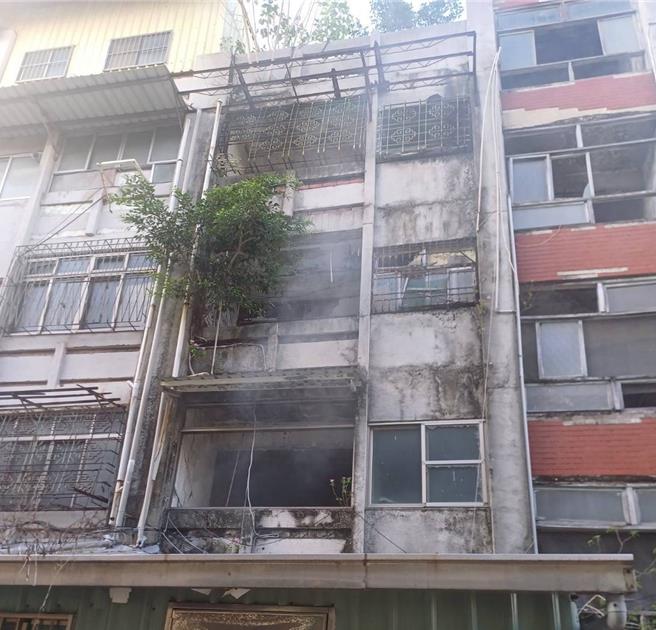 高雄市三民区一处透天厝今早发生火警，警方入内扑灭火势，却发现有游民留在现场惬意抽菸，原来火就是游民认为蚊虫太多，才纵火点燃，遭警方依公共危险罪送办。（警方提供／任义宇高雄传真）