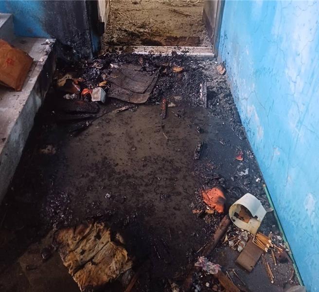 高雄市三民区一处透天厝今早发生火警，警方入内扑灭火势，却发现有游民留在现场惬意抽菸，原来火就是游民认为蚊虫太多，才纵火点燃，遭警方依公共危险罪送办。（警方提供／任义宇高雄传真）