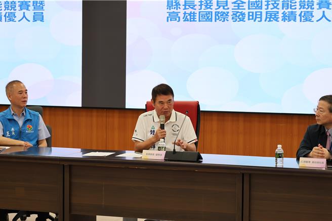 苗栗县长锺东锦直批行政院长卓荣泰「轮迴」说是思维有问题。（谢明俊摄）