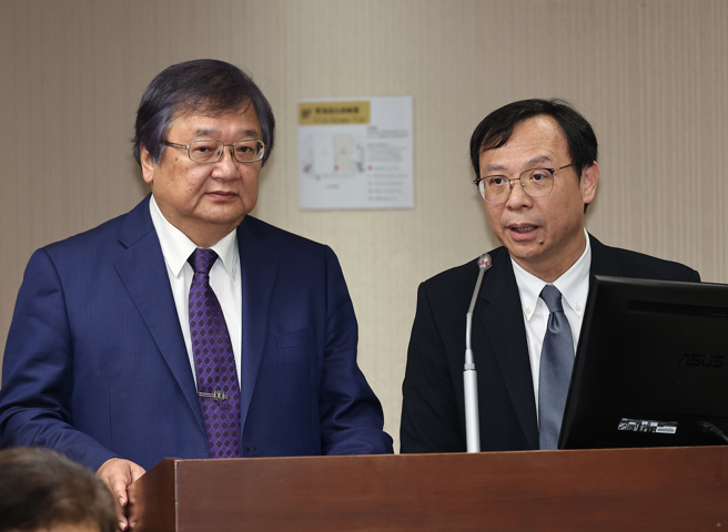 立法院社福及卫环委员会9日审查全民健康保险资料管理条例草案，卫福部长邱泰源（左）与健保署长石崇良（右）列席备询。（刘宗龙摄）