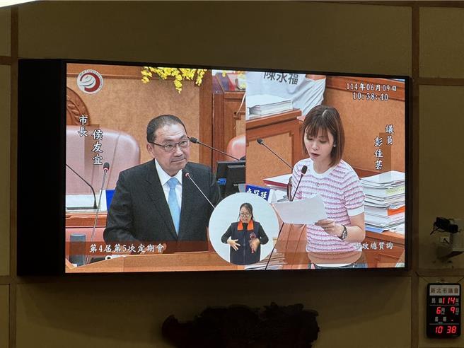 新北市议员彭佳芸关心孕期、幼童等关怀议题，今（9）日在新北市议会总质询针对「孕妇第五孕期关怀」、「争取儿童工作证」、「强化通学安全」三大主题向侯市长提出质询。（柯毓庭摄）