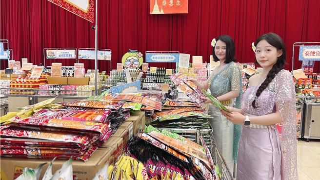 中友百貨限時舉辦「泰國美食物產展」，民眾還有機會免費試穿泰國傳統服飾。（中友百貨提供／朱世凱台北傳真）