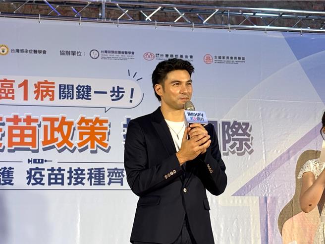 公益大使凤小岳今日出席记者会，呼吁不分男女接种HPV疫苗。（李念庭摄）