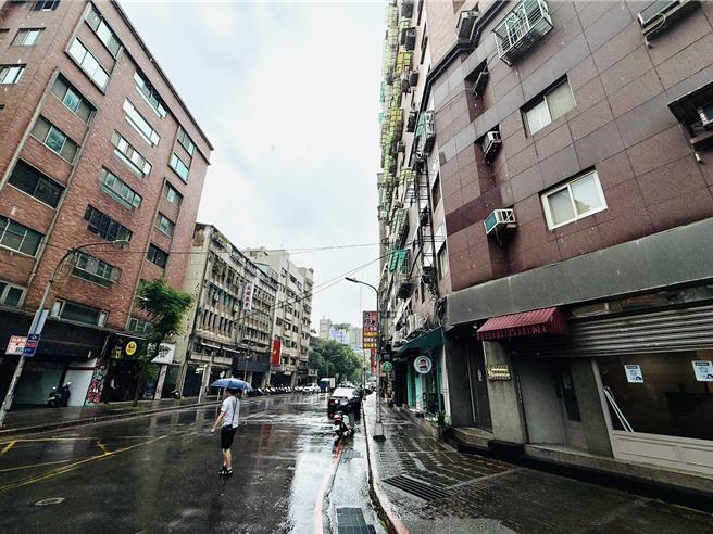 台北市监理站59岁林姓女职员因今（9）日迟未到班，被忧心忡忡的同事报案请求协助。其住所的辖区警方今天下午2时许与救护人员前往林女住所破门而入后才发现林女已明显死亡，初步排除外力介入。（翻摄画面）