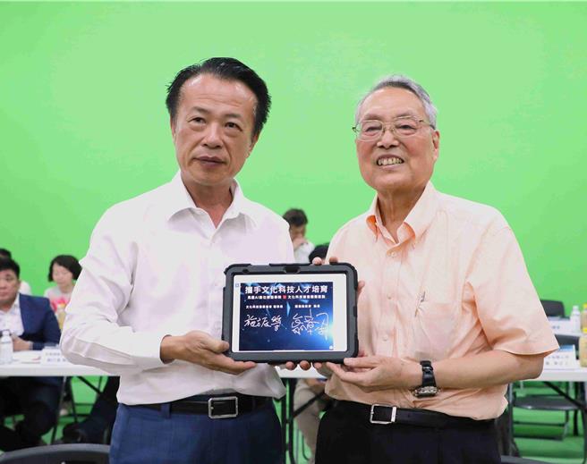 宏碁集團創辦人施振榮與嘉義縣長翁章梁一同宣布，今年要正式合作開辦AI文化科技轉型學院。(嘉義縣政府提供／呂妍庭嘉義傳真)