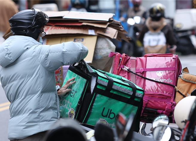 外送平台Uber Eats今年3月起調整訂閱方案，北市議員何孟樺批平台退費機制變更困難。蔣萬安表示，將研議修訂《台北市外送平台業者管理自治條例》，強化平台規範。（本報資料照片）