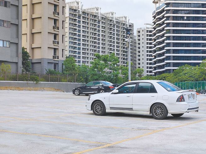 新北市淡水区滨海路一段一处私地违规经营停车场日前遭新北市交通局裁罚并勒令封场，停车场内现仍有多辆车辆停放。（民眾提供／张铠乙新北传真）