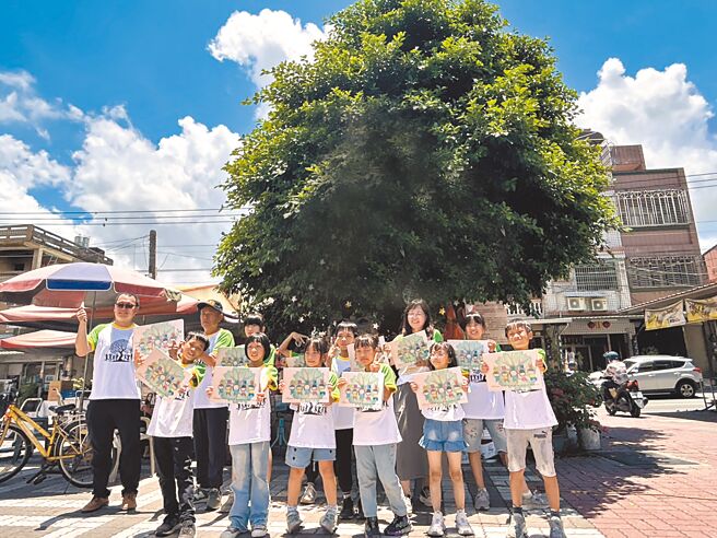 屏东市头前溪老树文化工作坊藉百年老树凝聚社区向心力，邀在地11名小朋友创作绘本《树说头前溪》，一笔一画都是孩子对家乡的爱。（谢佳潾摄）