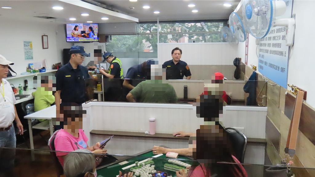北市文山區和興休閒館遭警方破獲麻將賭博,9日遭聯合稽查斷水斷電。(警方提供)
