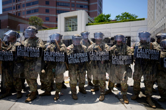 川普派兵！700陸戰隊員部署洛杉磯