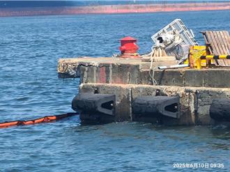 散裝貨輪撞高雄港碼頭害台船拖船沉沒   現場受損畫面曝