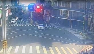 台南轿车逆向闯红灯猛撞女骑士    50岁男驾驶自称「血糖低」