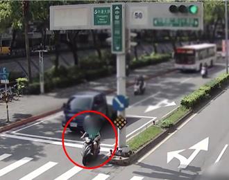 新北市現恐怖擦撞事故　71歲伯騎車轉彎被撞飛「滿地碎片」