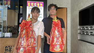 父贈兩罐頭塔當畢業賀禮 準高中生女兒當場傻眼