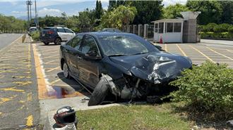 嘉義汽車、機車互撞2人傷   騎士右手骨折變形