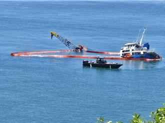 台籍貨船烏坵觸礁半沉漏油 環保局急設攔油索阻汙染