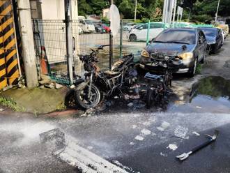 路邊2機車突起火燃燒　鄰近轎車慘遭火勢波及